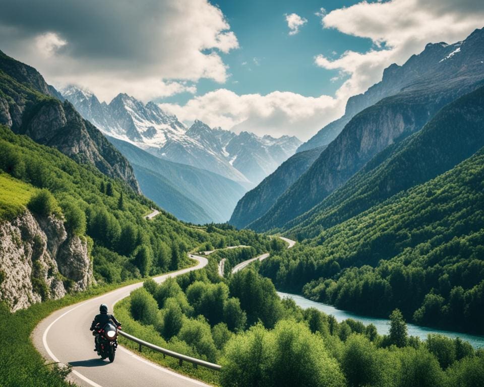 Mit dem Motorrad durch die Albanischen Alpen: Tirana und mehr